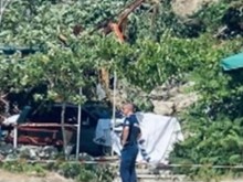 Свлачище затрупа заведение на морето