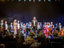��� 4300 ��������� � ����� �� ����� ������� "��� ��� �������� � Vienna Schonbrunn Orchestra"
