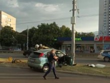 Лекари от софийска болница се борят за живота на мъжа, забил се в стълб