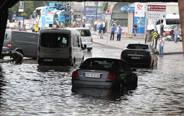Проливни дъждове предизвикаха големи наводнения в Истанбул предаде турската държавна