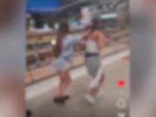 Шестокласничка скубе и блъска своя връстничка, хвали се в TikTok