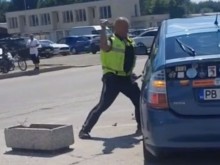 Шофьорът от екшъна пред КАТ Пловдив: Полицаят, който разби стъклото, на какви стимуланти е?