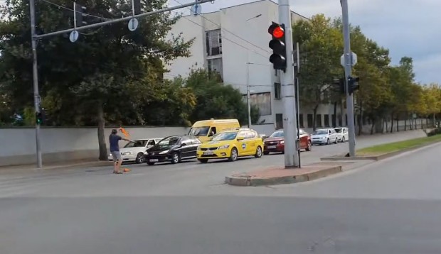 Опасност за шофьорите на едно от най натоварените кръстовища в Пловдив