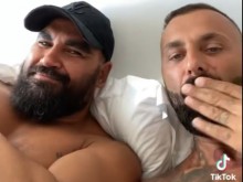 Азис споделя спалнята си с известен мъж