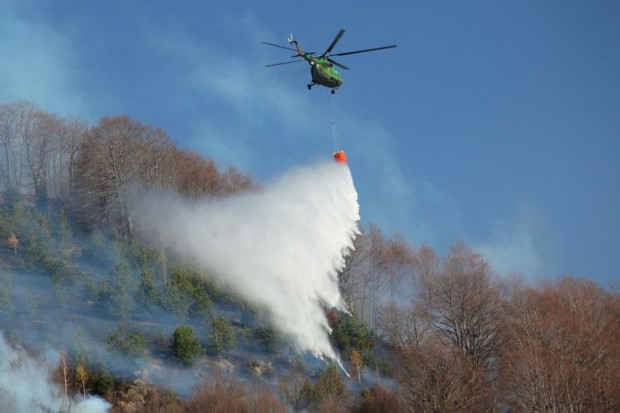 Хеликоптер на Военновъздушните сили се включи в гасенето на пожара между