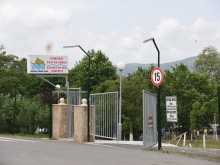 Грозни сцени край Созопол! Изгониха пияна полицайка от къмпинг, тя подивя и подкара кола