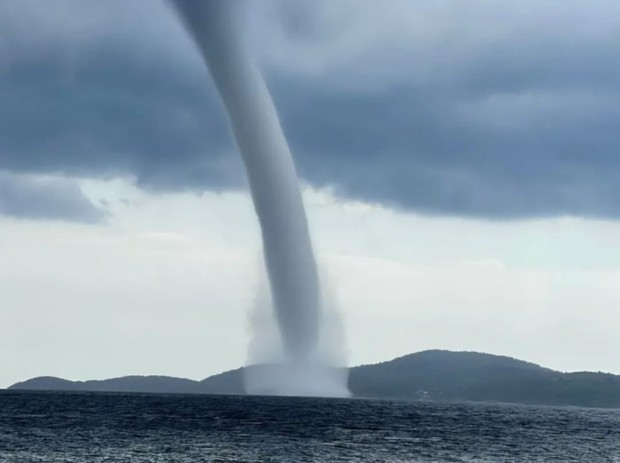 Remarkable footage from Halkidiki, people took out their telephones to film the phenomenon