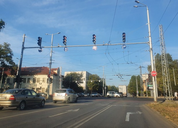 Светофарът на кръстовището на Аграрния университет не работи, видя Plovdiv24.bg.