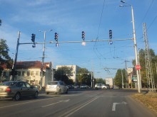 Неработещи светофари затрудняват преминаването на възлово кръстовище в Пловдив