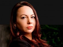 Тази е фризьорката, открита в чужд гардероб, резилът е огромен