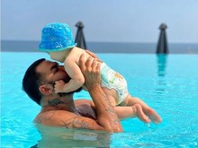 Азис заведе бебето си на море, показа колко е пораснал