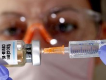 Великобритания одобри адаптирана ваксина срещу различни варианти на ковид