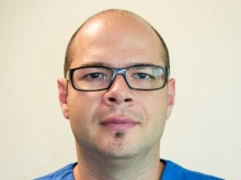 Това е лекарят, един от първите, притекли се на пострадалите при ужасната катастрофа на "Тракия"