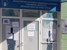 Безработицата остава рекордно ниска и през юли