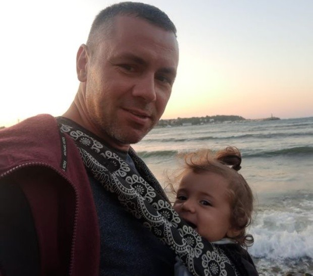 Ицо Хазарта носи дъщеричката си със слинг видя Plovdiv24 bg Умилителната снимка