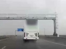 Пълен абсурд по време на силен дъжд: Турски автобус кара с над 150 км/ч по АМ "Тракия"!
