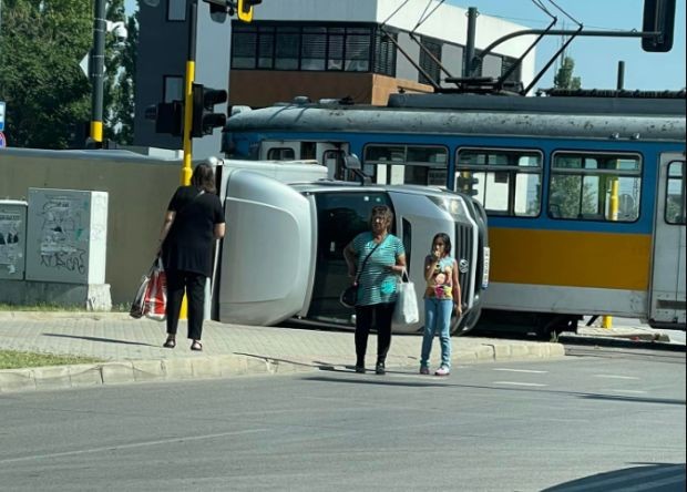 Миниван и трамвай се блъснаха в София, научи Sofia24.bg. Инцидентът е