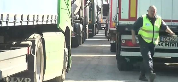 Изключително интензивен е трафикът от камиони в района на ГКПП Дунав мост