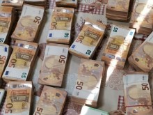 Митничарите от "Дунав мост" откриха недекларирани над 200 хил. евро, укрити в товарен автомобил