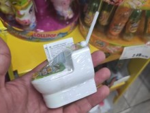 Детска близалка във формата на тоалетна