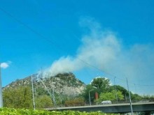 Пожарникарите все още се борят с две огнища на Младежки хълм