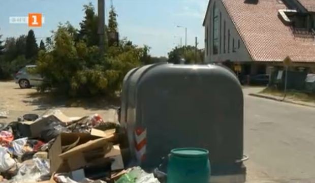 В разгара на летния сезон кризата с боклука във Варна