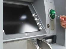 Ето ги банките у нас с най-ниски такси за тeглeнe нa пари в бpoй oт банкомат