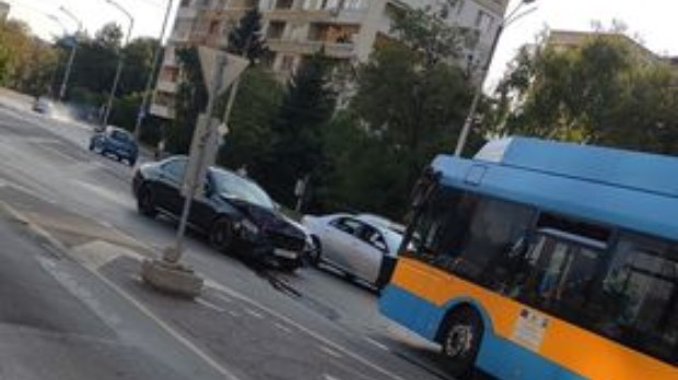 Две мелета в час пик в центъра на София.Челна катастрофа