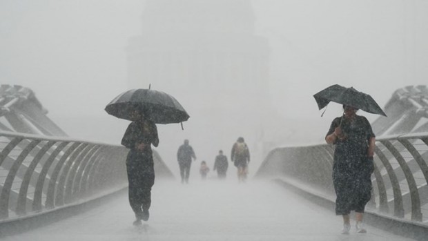Мощни бури връхлетяха Централна и Южна Европа, загинали са най-малко