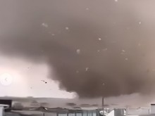 Такъв феномен не сте виждали! Огромно торнадо се образува в Черно море!