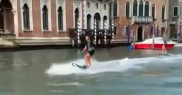 Във Венеция задържаха двамата мъже които сърфираха по Канале гранде  Нарушителите