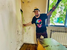 Може да е лорд, но сам прави ремонт на дома си