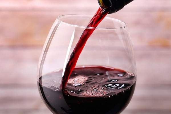 Дали виното е по-вкусно, когато го пиете от хубава чаша