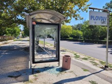 Потрошиха спирка на градския транспорт на сол