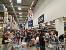 Пловдивчани превзеха магазин от голяма търговска верига, опашките са огромни