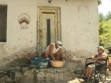 Да живееш без ток и вода, да се грижиш за трудноподвижни хора, и пак да се усмихваш