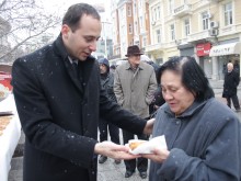 Десетки пловдивчани излязоха на площада да се повеселят и похапнат