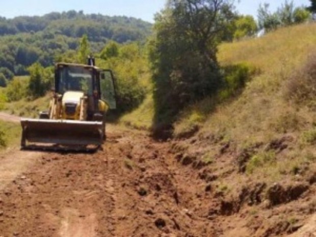 Община Благоевград стартира ремонтни дейности на пътя за село Дебочица