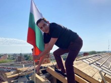 Кметът на Стамболийски хвана чука и се качи на покрив на училище