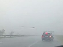 На АМ "Хемус" е страшно! Колите отбиват в аварийната лента заради дъжда!