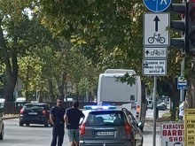 Попиляха от коментари защитник на шофьор, паркирал на спирка и велоалея