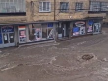 Порой наводни Карлово, улиците се превърнаха в реки