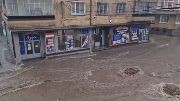 Голям порой се изсипа в Карлово. Десетки къщи са наводнени,