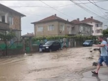 Пловдивските пожарникари се борят с водната стихия в Карлово