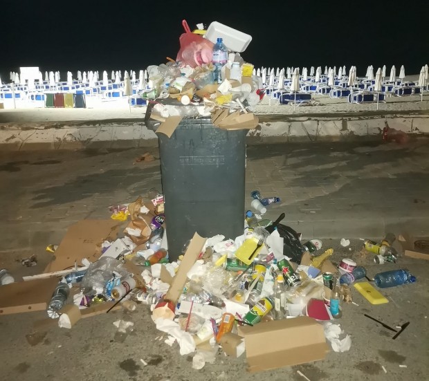 Грозна гледка на препълнени контейнери с боклук ядоса курортисти които