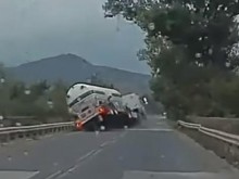 Вижте как е станала тежката катастрофа между цистерна и джип