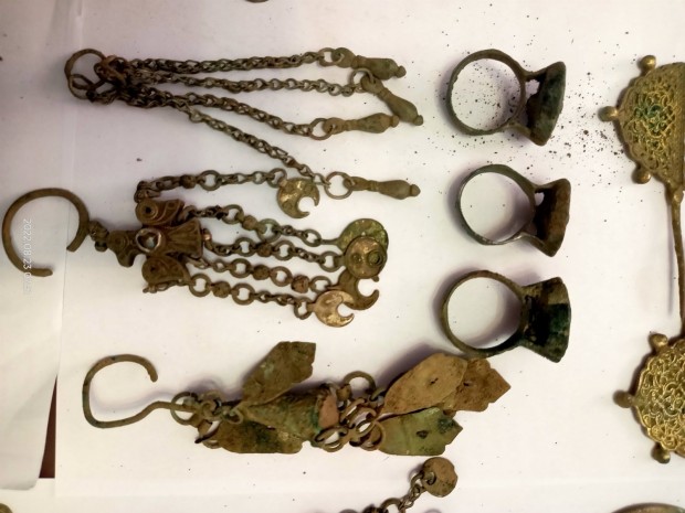 Множество накити, монети и предмети, представляващи културно-исторически ценности, бяха иззети