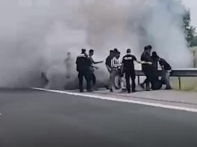 Нов ужас на АМ "Тракия"! Пълен с мигранти бус се запали край Първомай