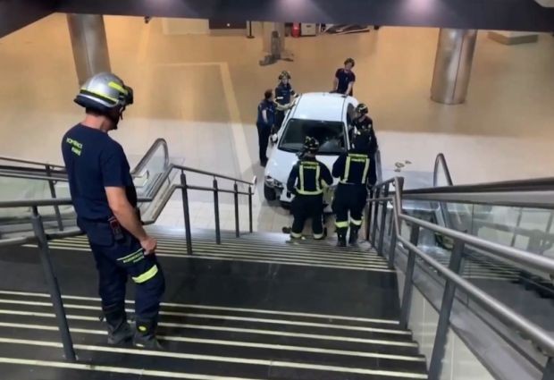Испански пожарникари извадиха открадната кола която се заби на стълбището