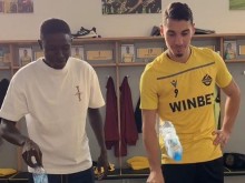 Гледайте: Забавна игра с бутилки в съблекалнята на Ботев